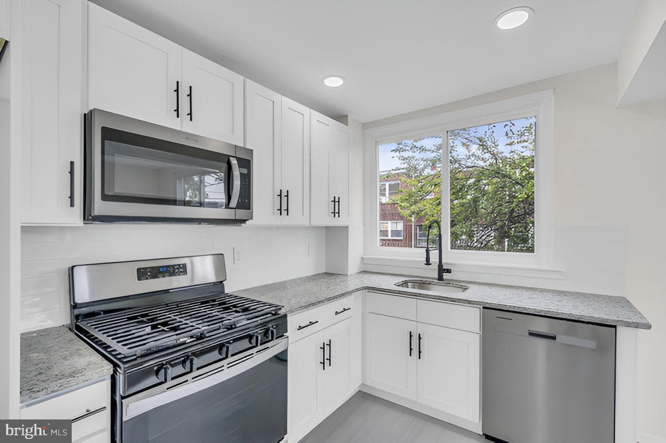 1300 E Sharpnack Street photo 6
