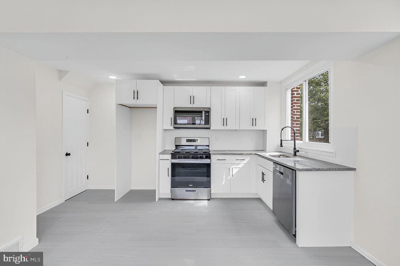 1300 E Sharpnack Street photo 8