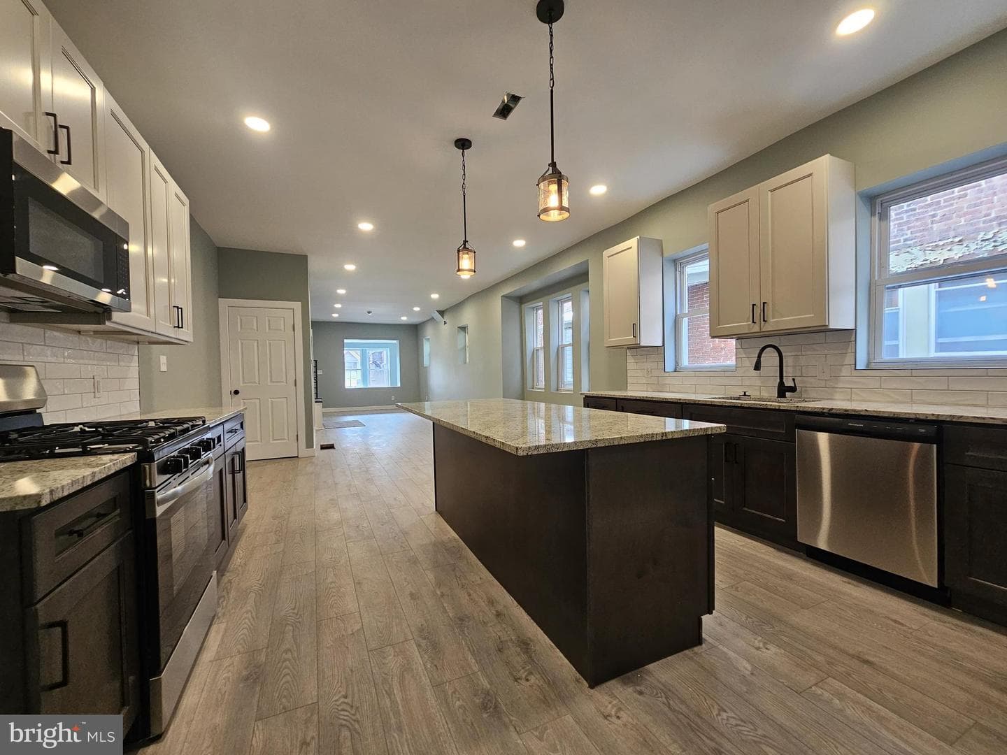 1603 W Ruscomb Street photo 2