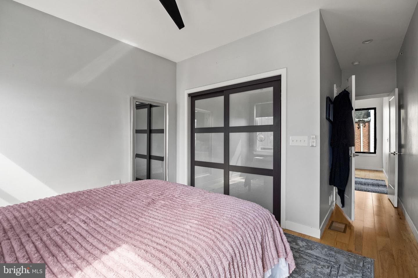 858 N Leithgow Street photo 30