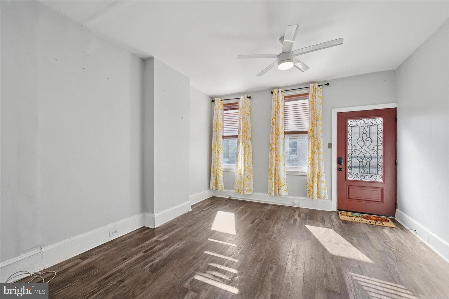 1039 W Russell Street photo 4