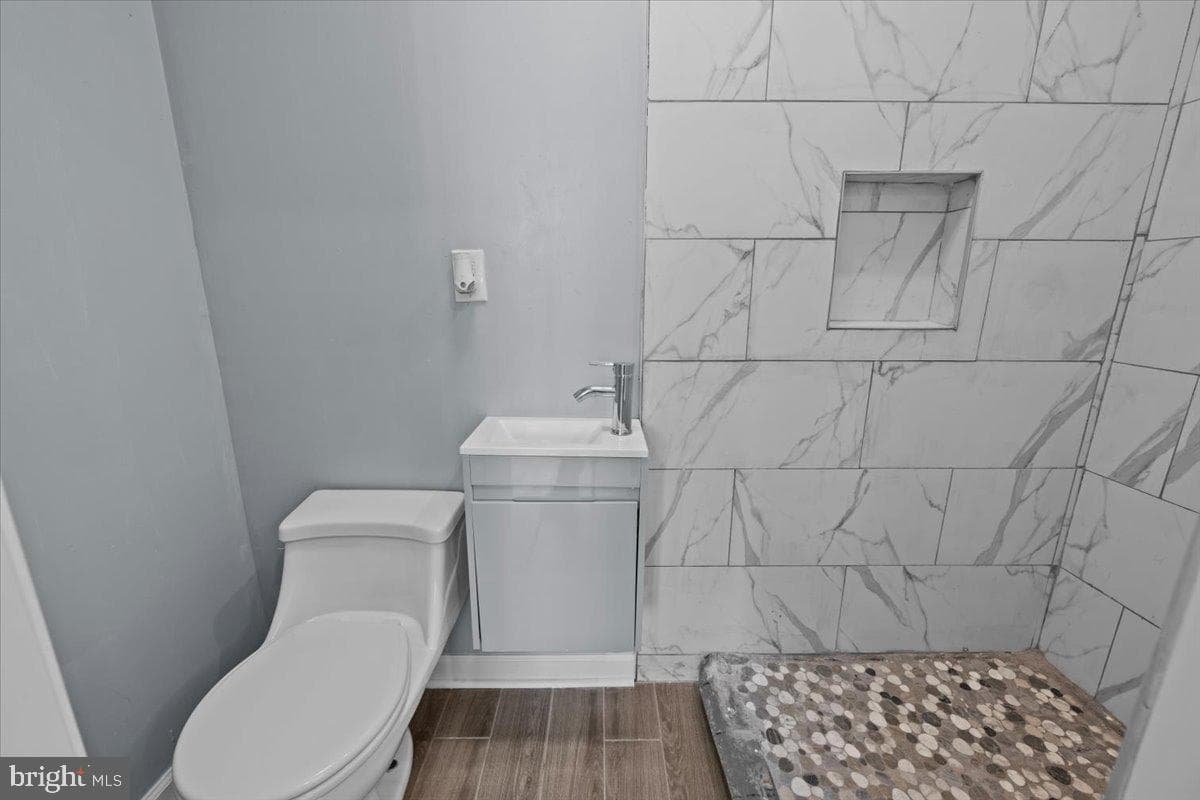 121 S Alden Street photo 16