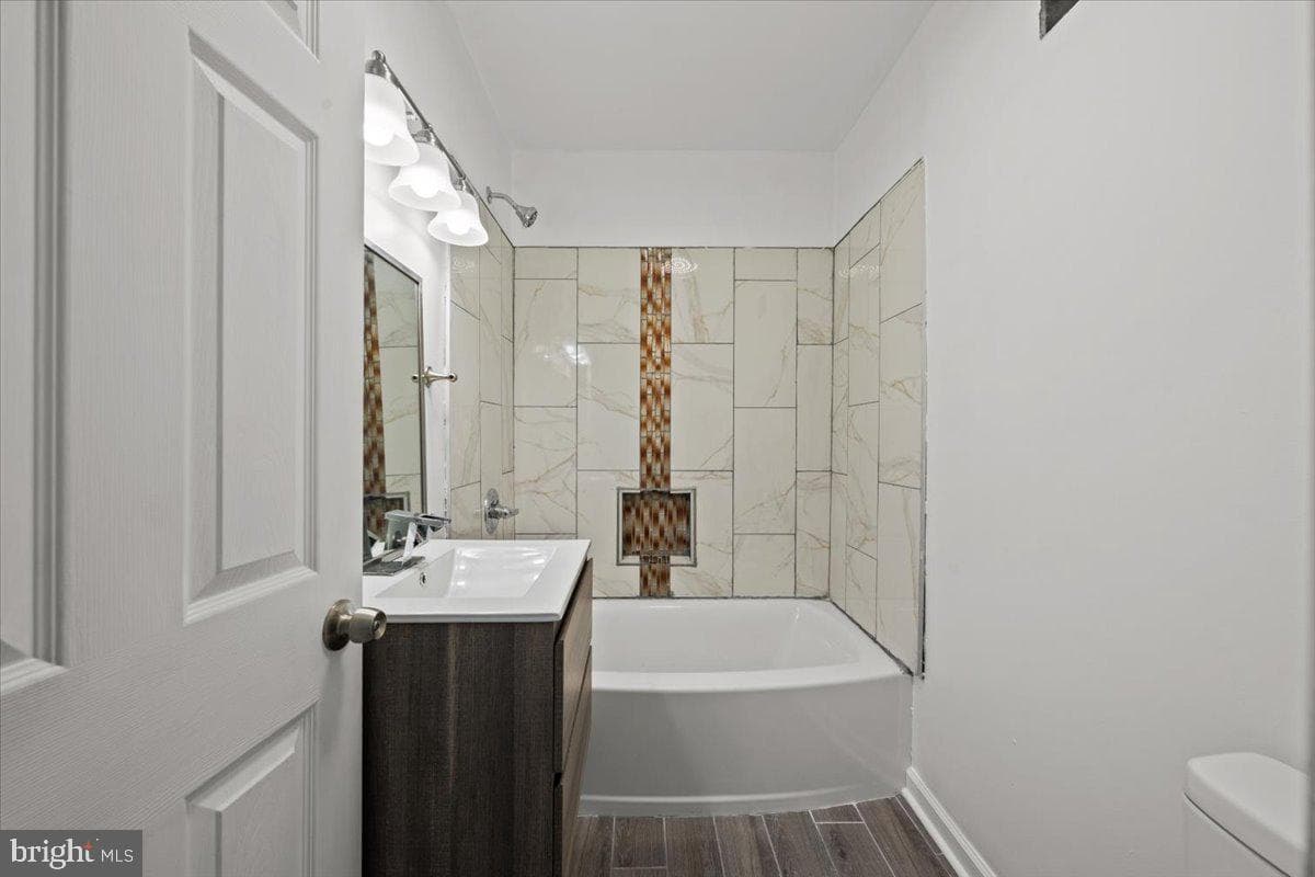 121 S Alden Street photo 20