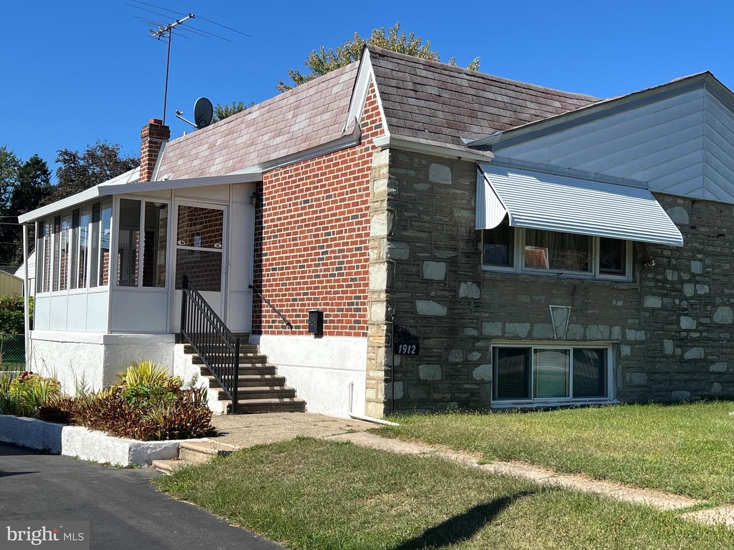 1912 Tomlinson Road photo 2