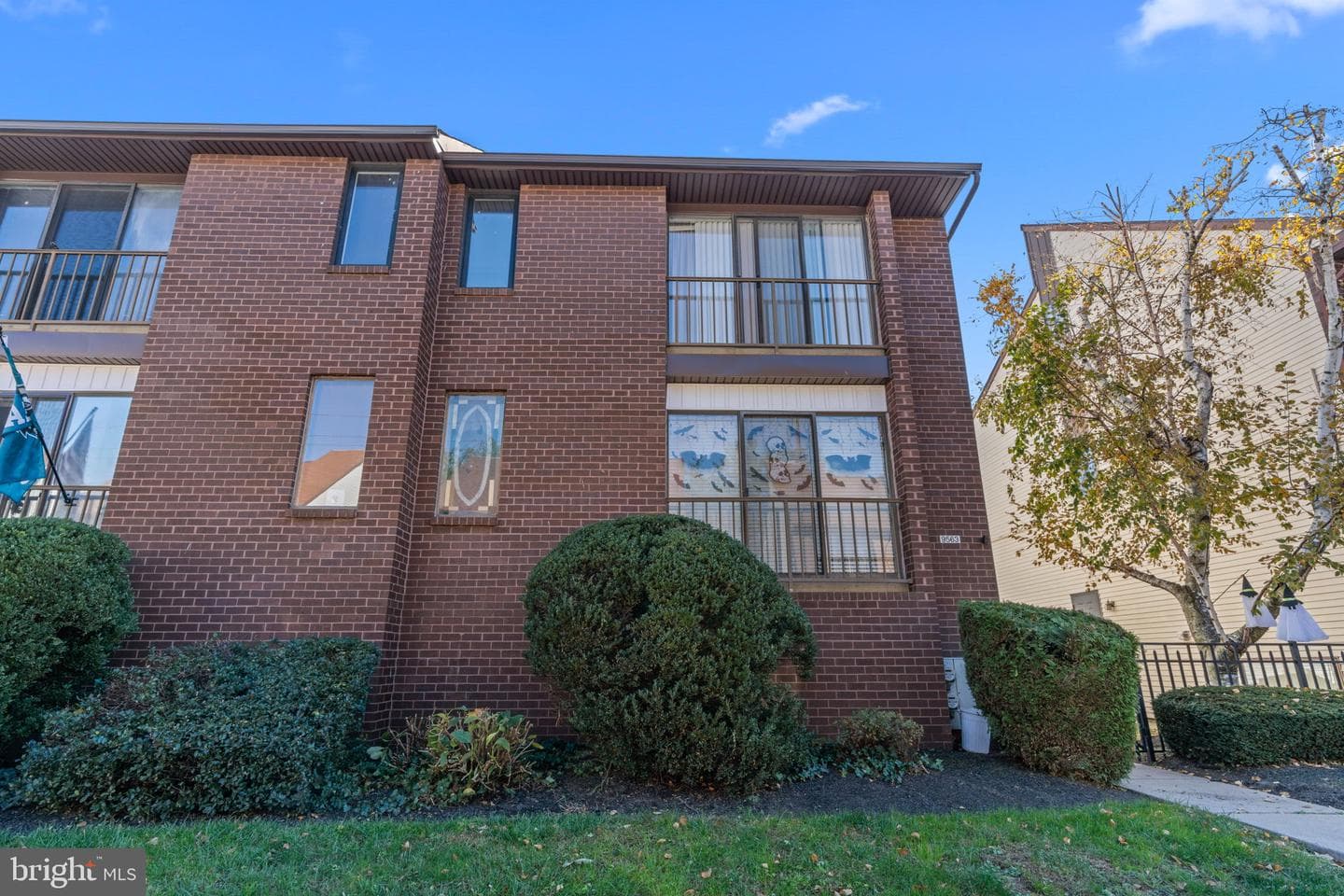 9563 James Street #b photo 1