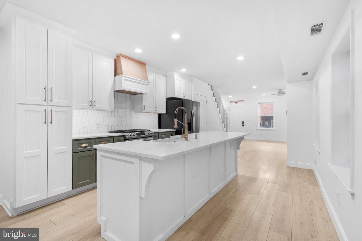 944 N Randolph Street photo 12