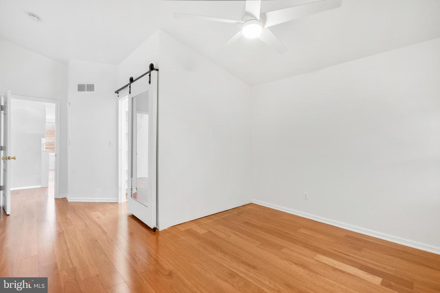 944 N Randolph Street photo 15