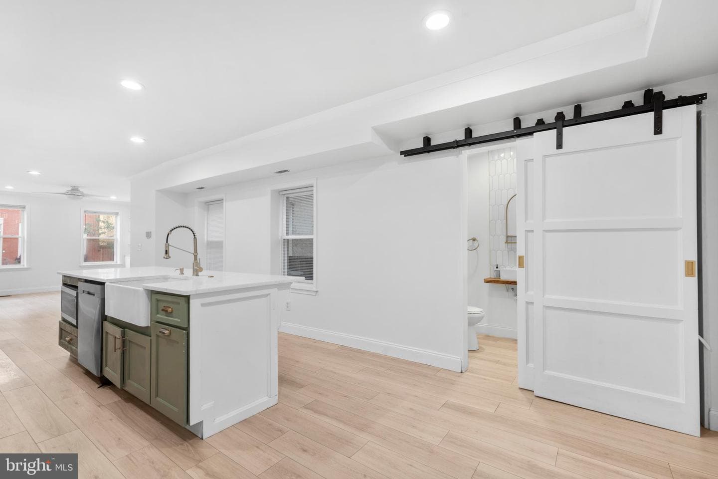944 N Randolph Street photo 7