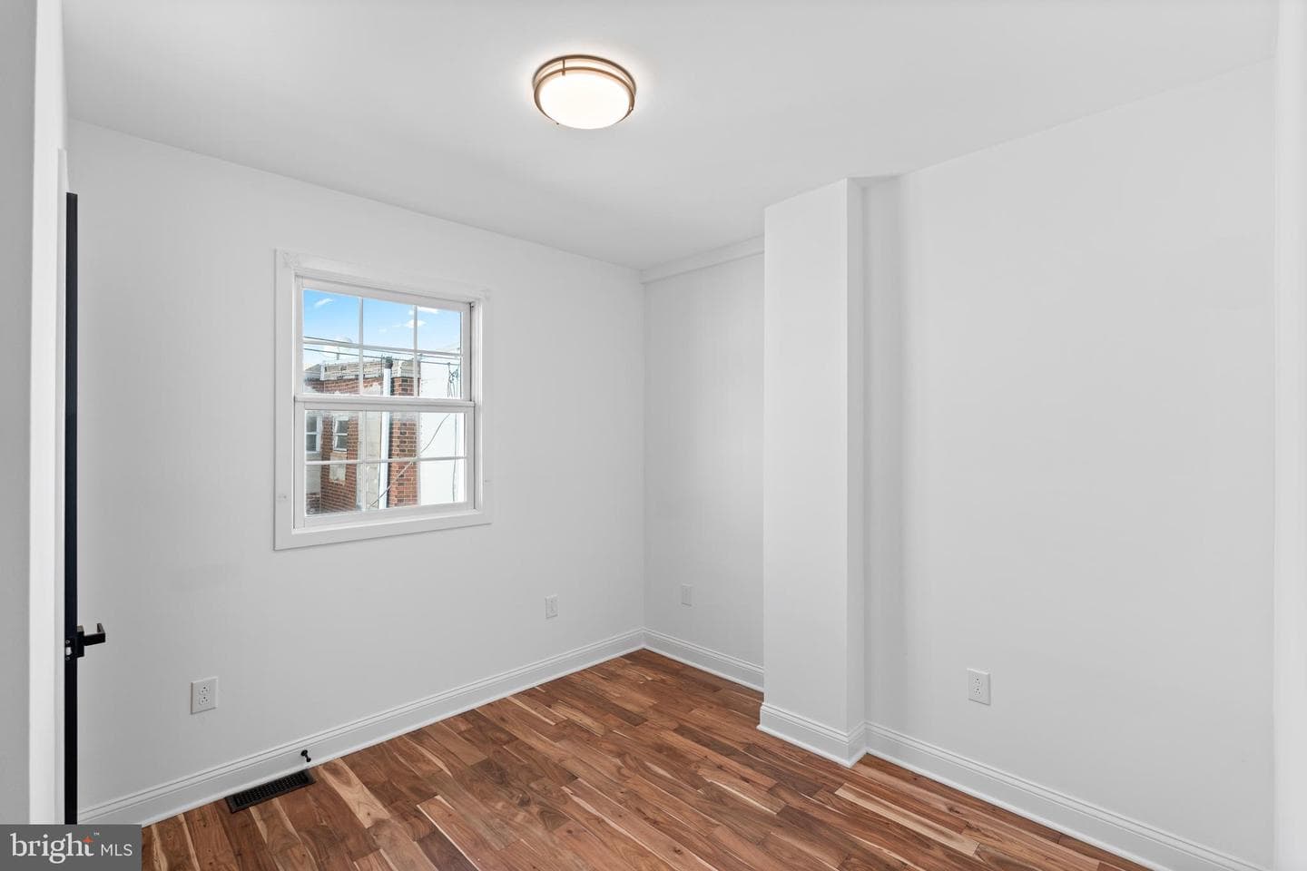 345 Roseberry Street photo 18
