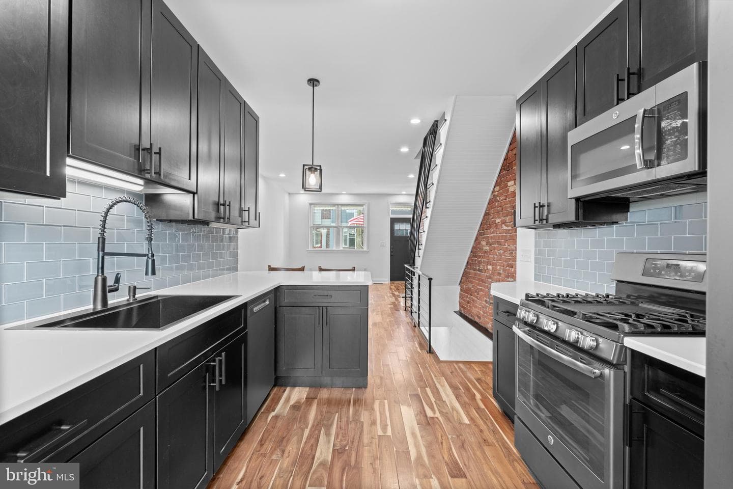 345 Roseberry Street photo 3