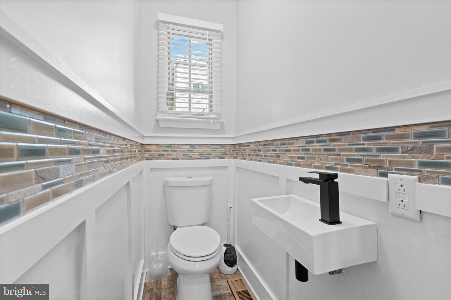345 Roseberry Street photo 6