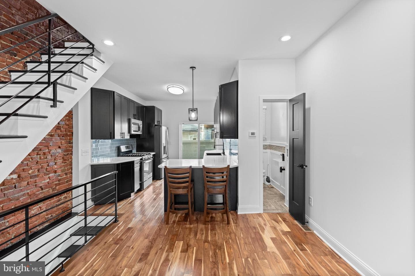 345 Roseberry Street photo 8
