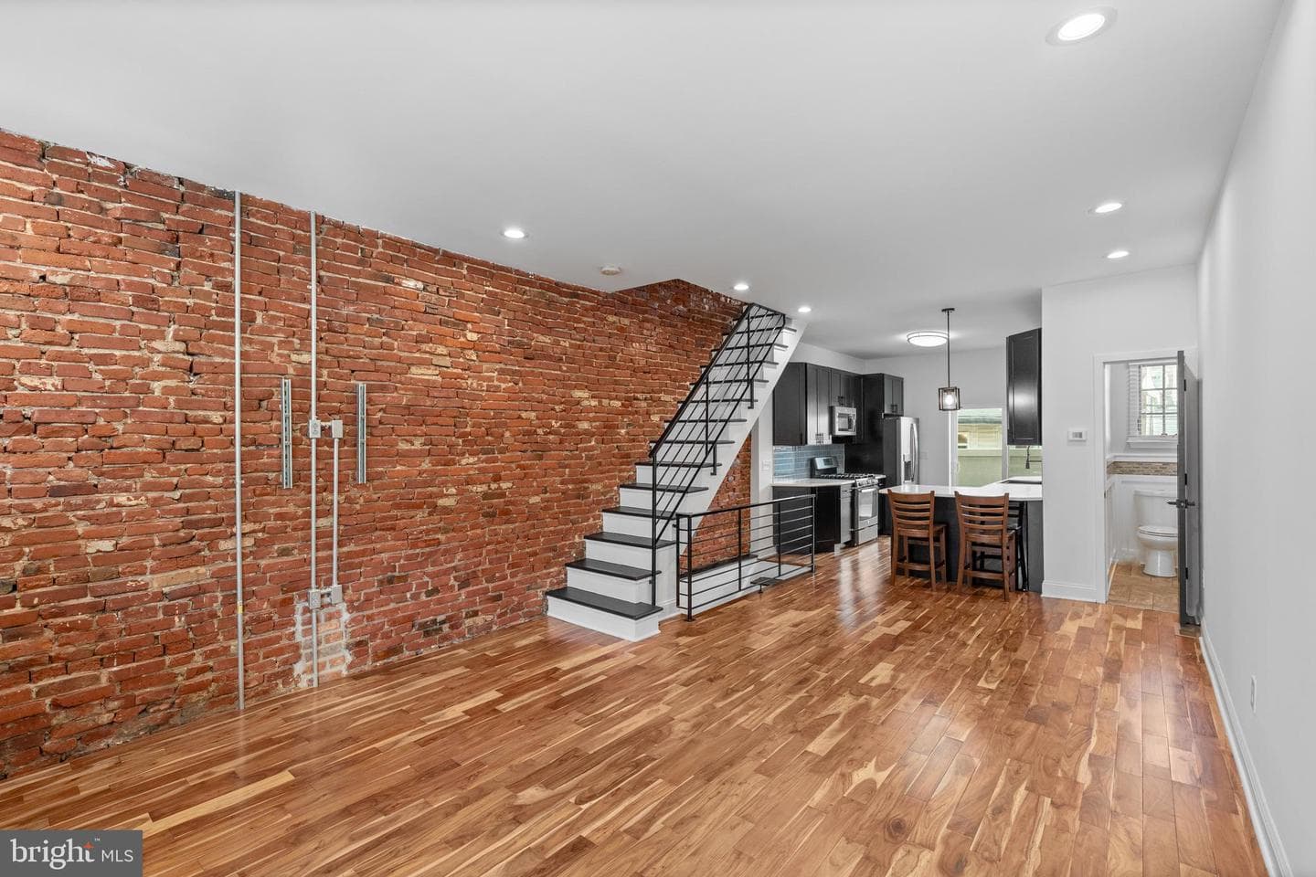 345 Roseberry Street photo 9