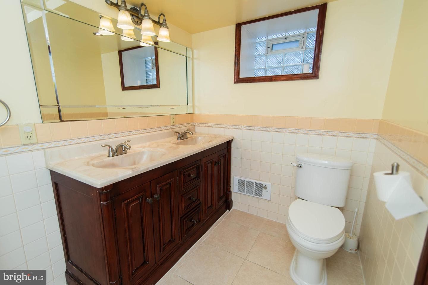 640 Levick Street photo 34