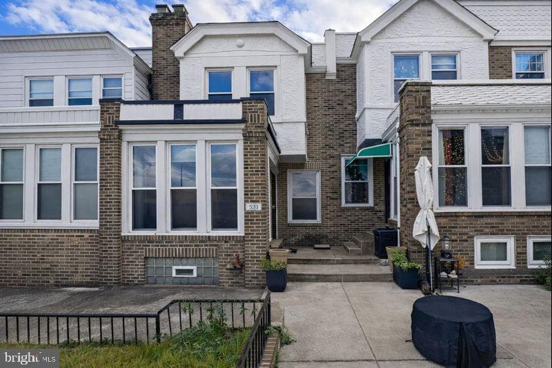 5754 W Oxford Street photo 1