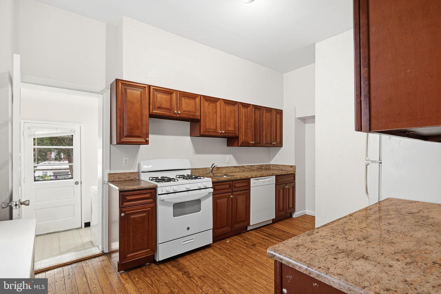 542 Martin Street photo 8
