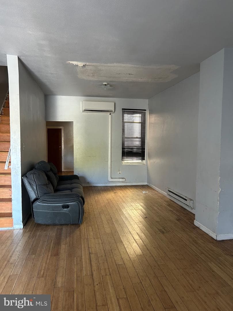 1850 E Madison Street photo 3