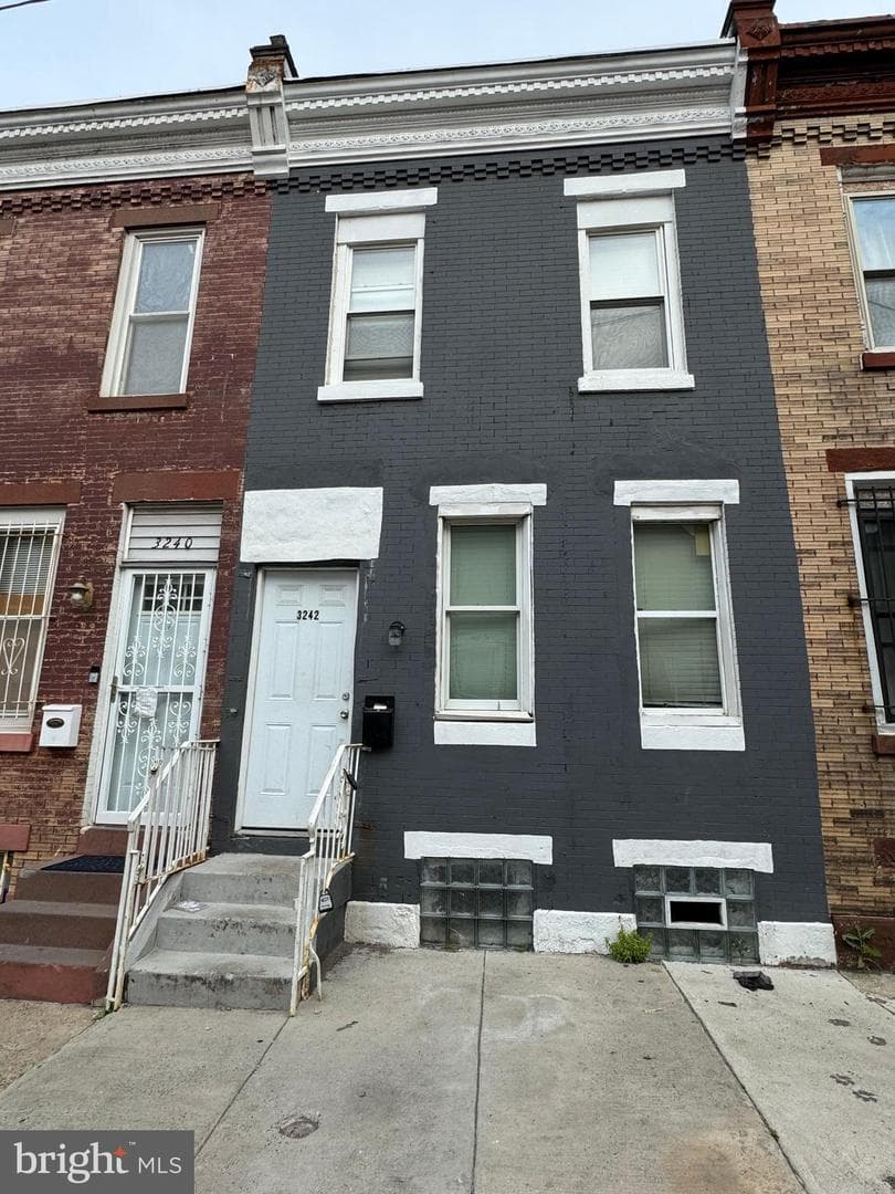 3242 N Randolph Street photo 1