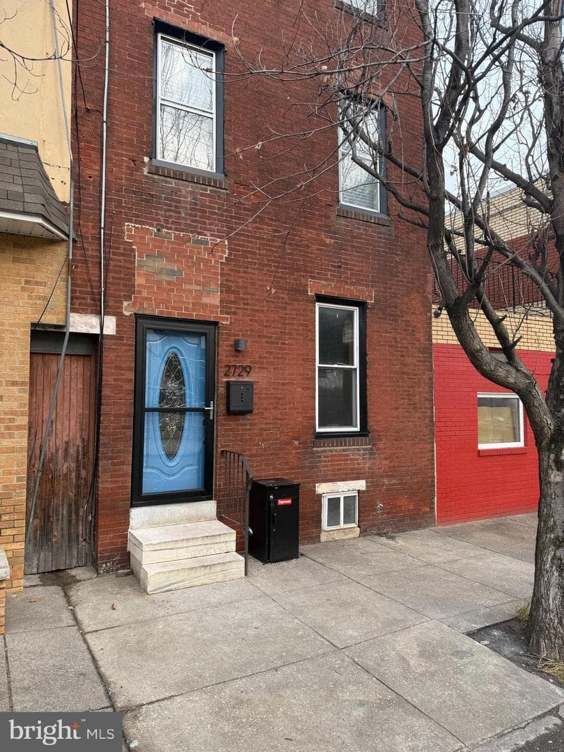 2729 E Cambria Street photo 2