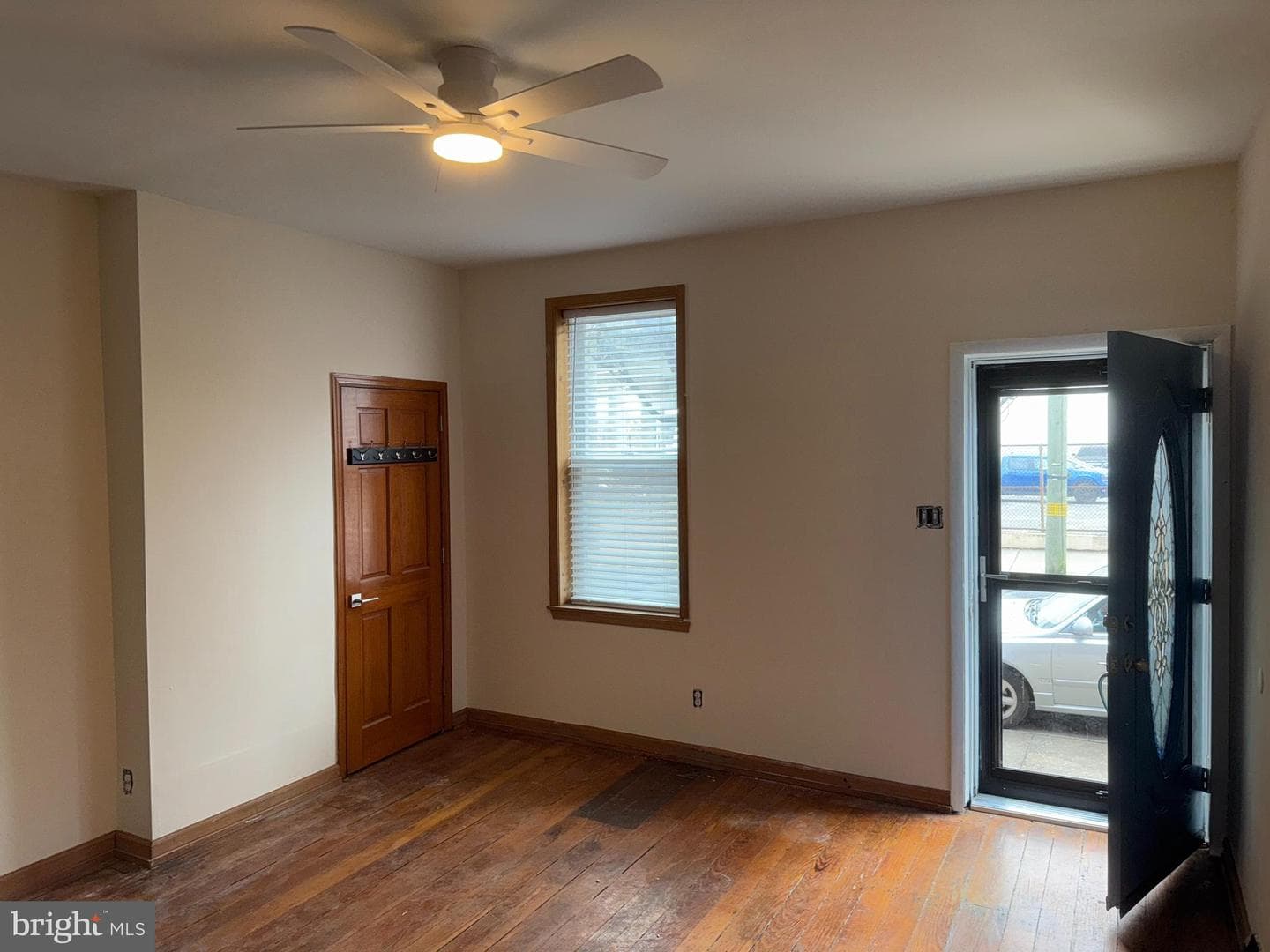 2729 E Cambria Street photo 5
