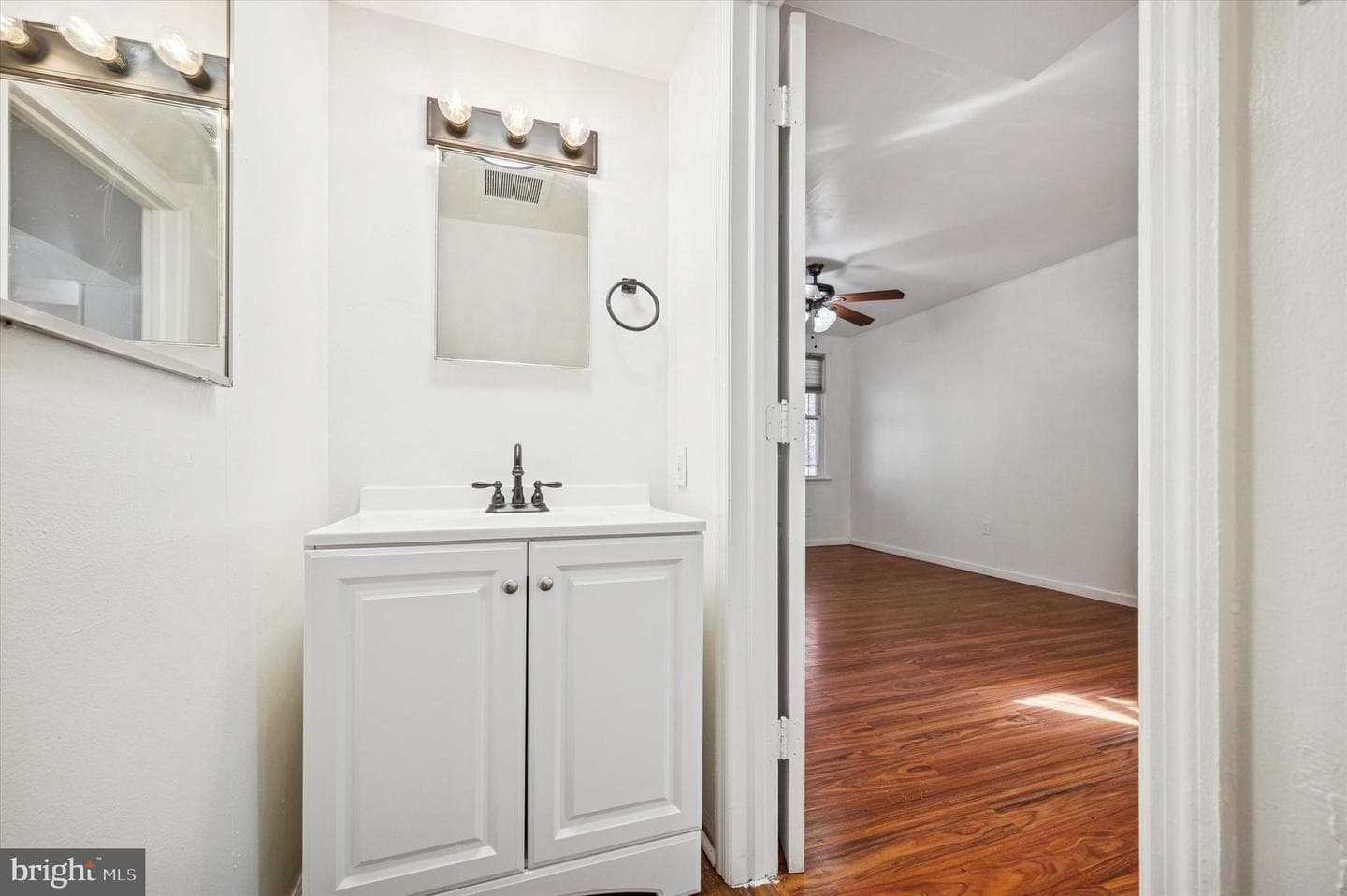 1817 Wilmot Street photo 8