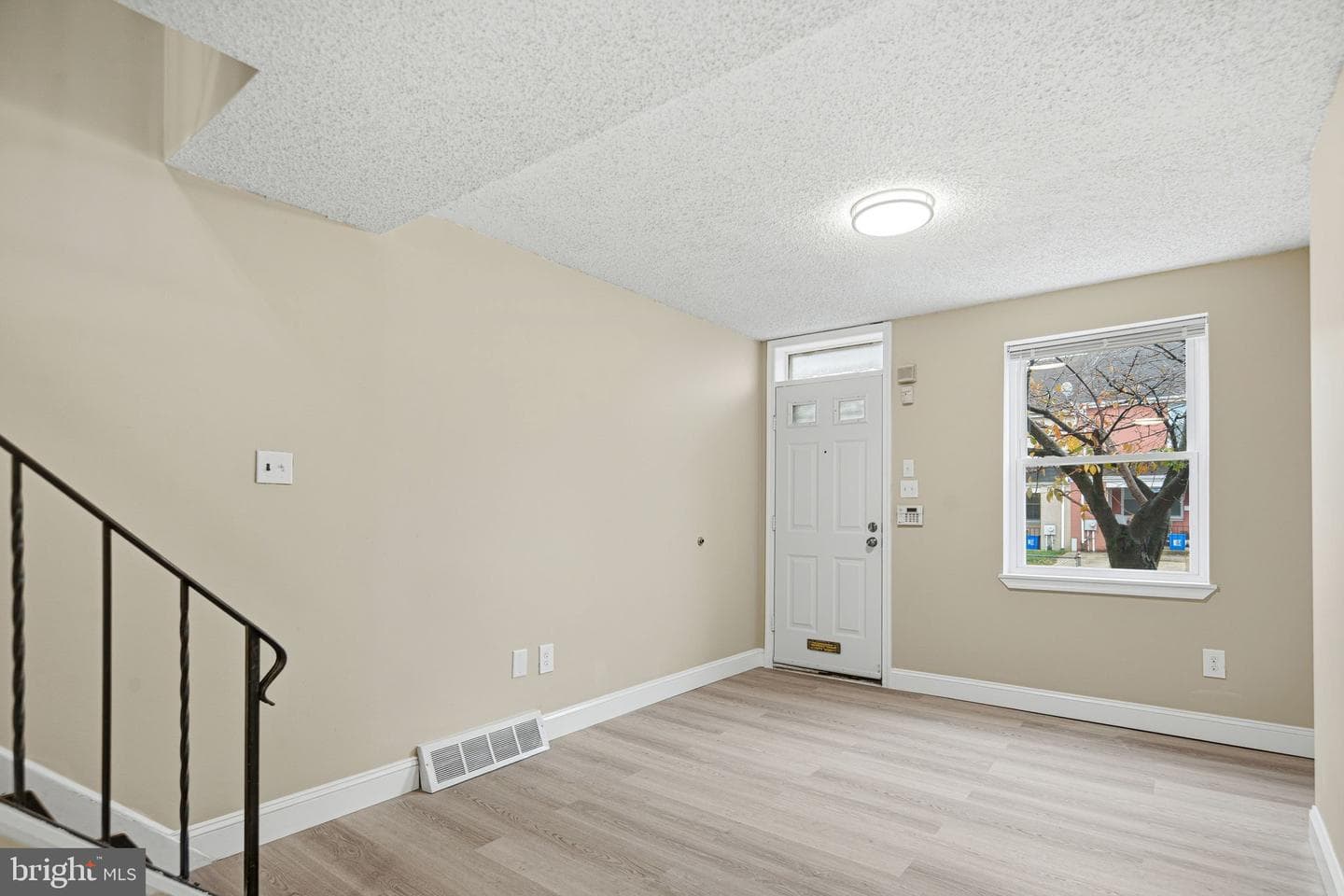 1519 W Thompson Street photo 9