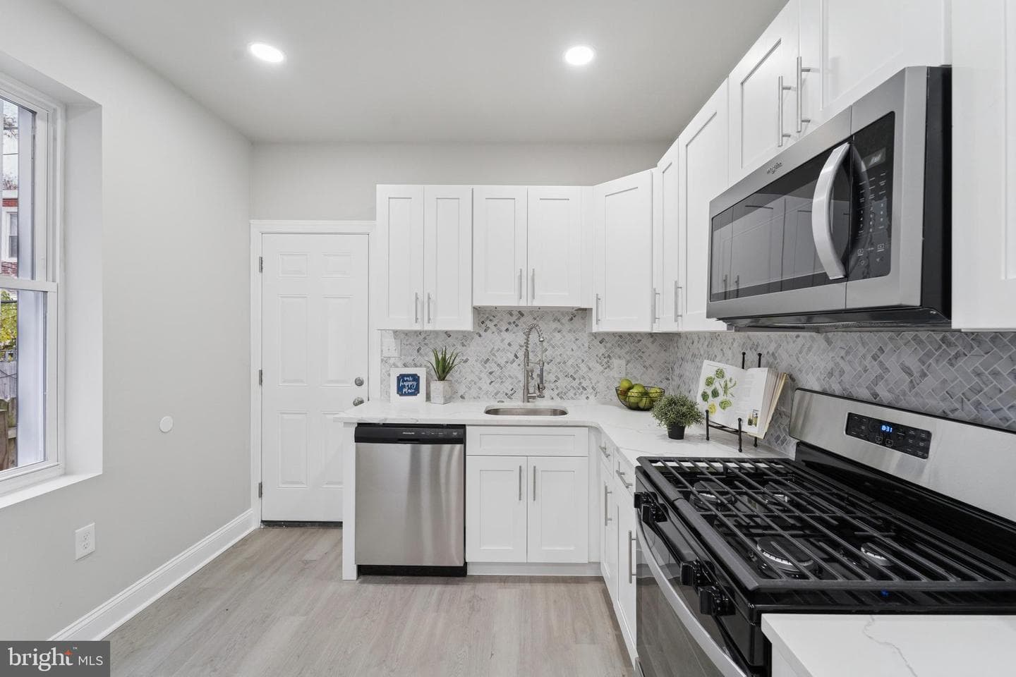 5339 Addison Street photo 10