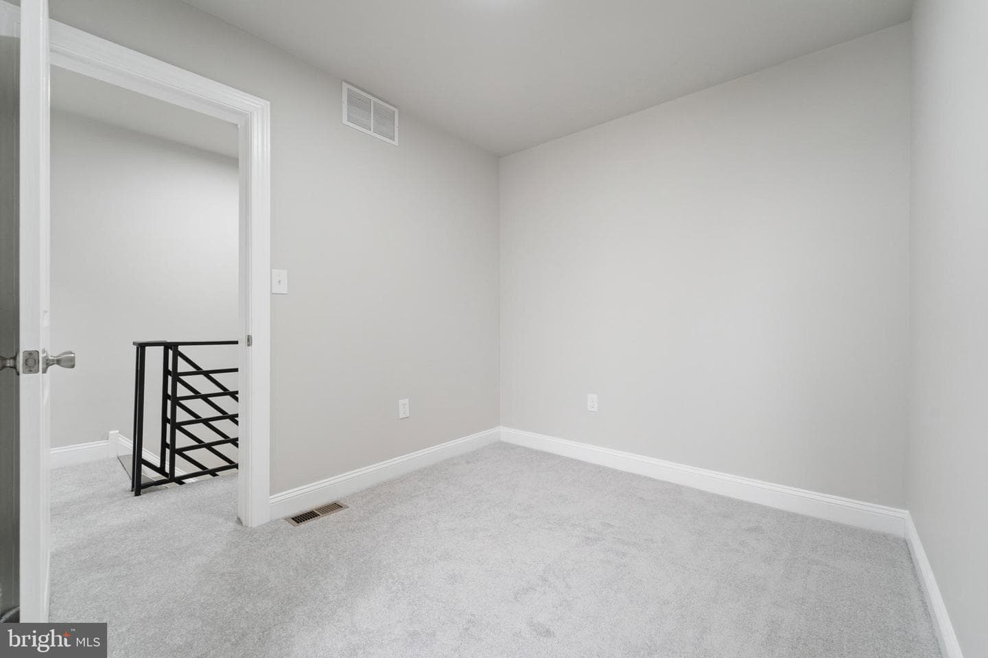 5339 Addison Street photo 18