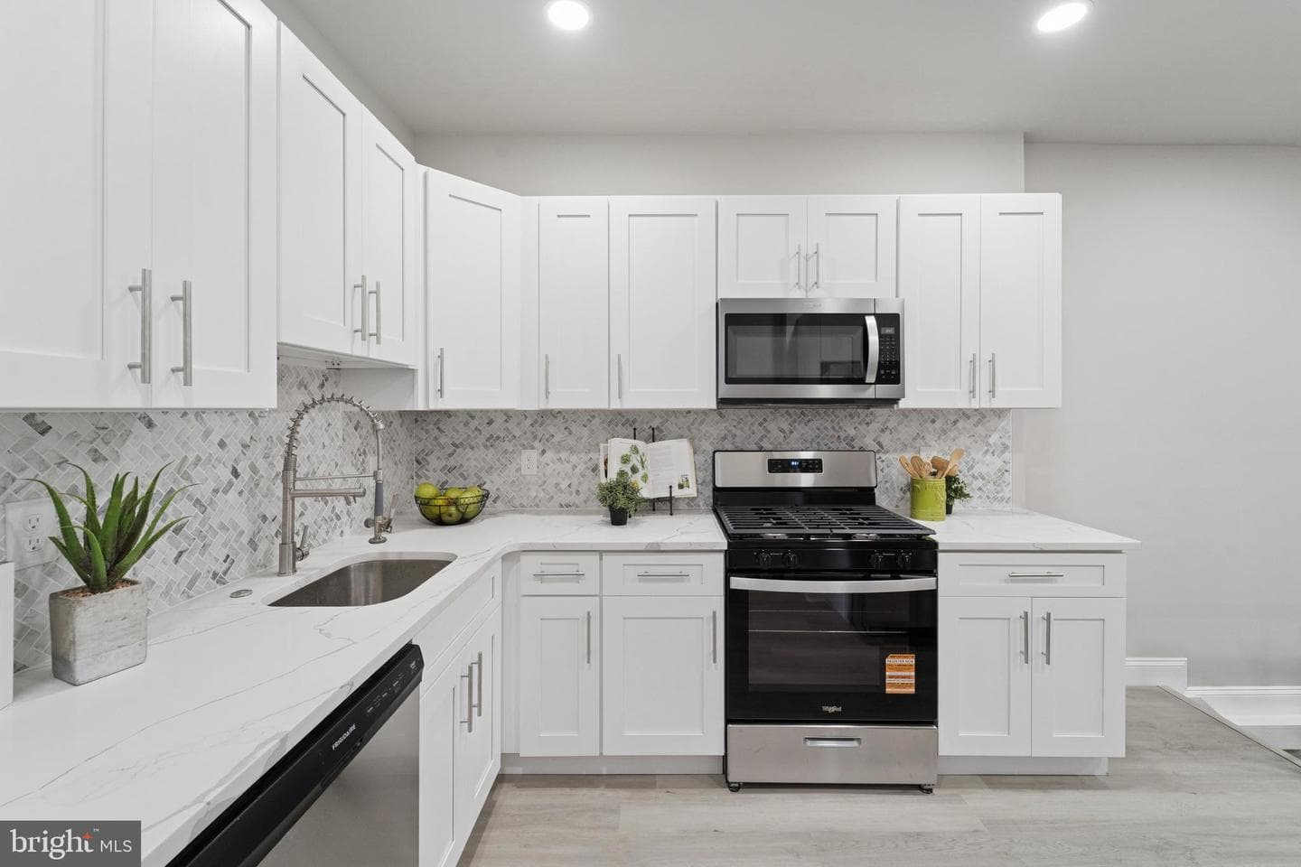5339 Addison Street photo 9