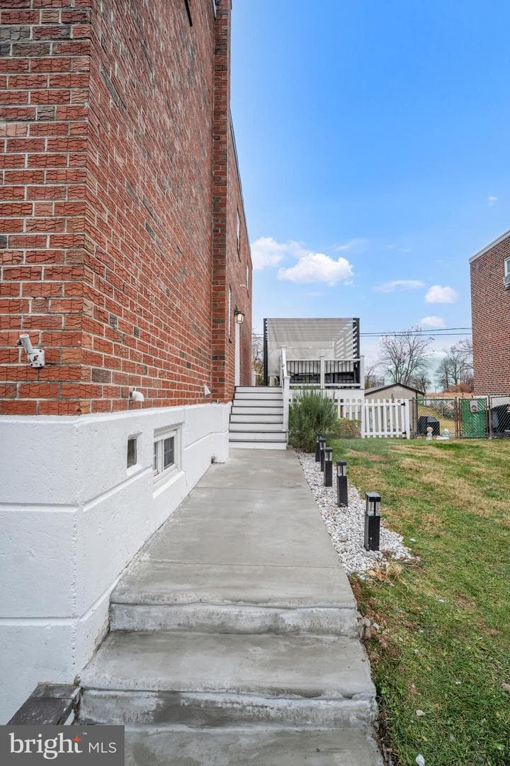 370 Selma Street photo 3