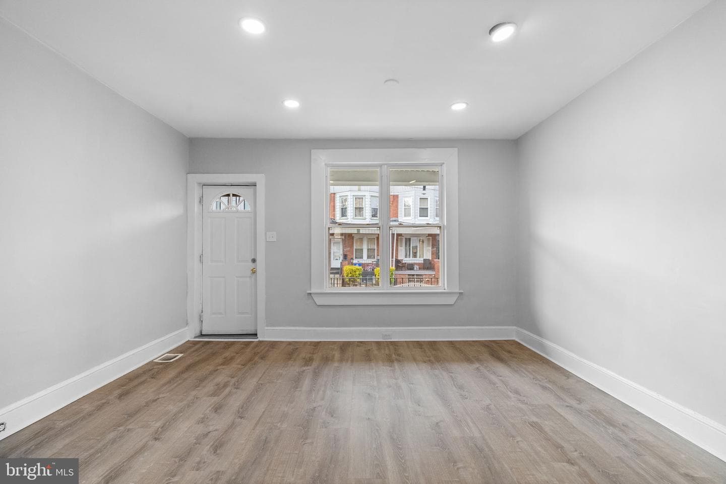 6247 N Woodstock Street photo 9