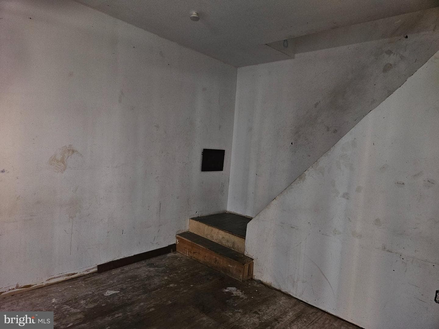 2020 E Huntingdon Street photo 2
