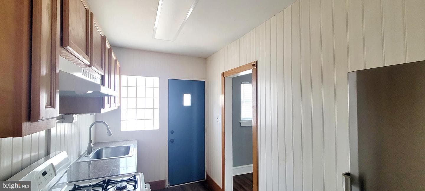 1022 W Oregon Avenue photo 10