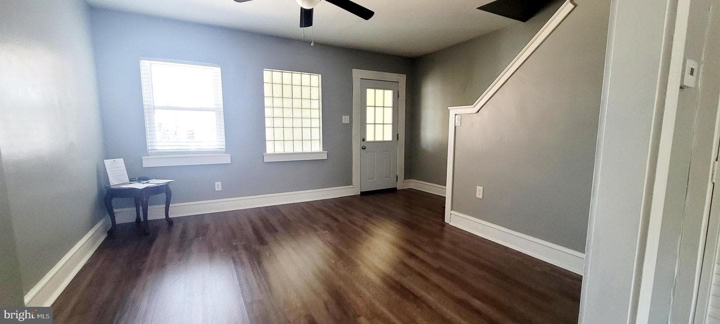 1022 W Oregon Avenue photo 5