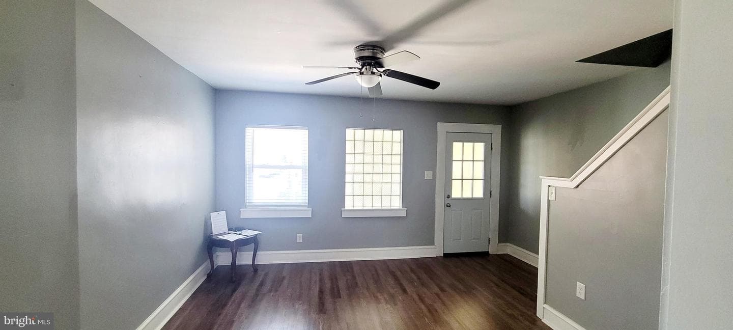 1022 W Oregon Avenue photo 6