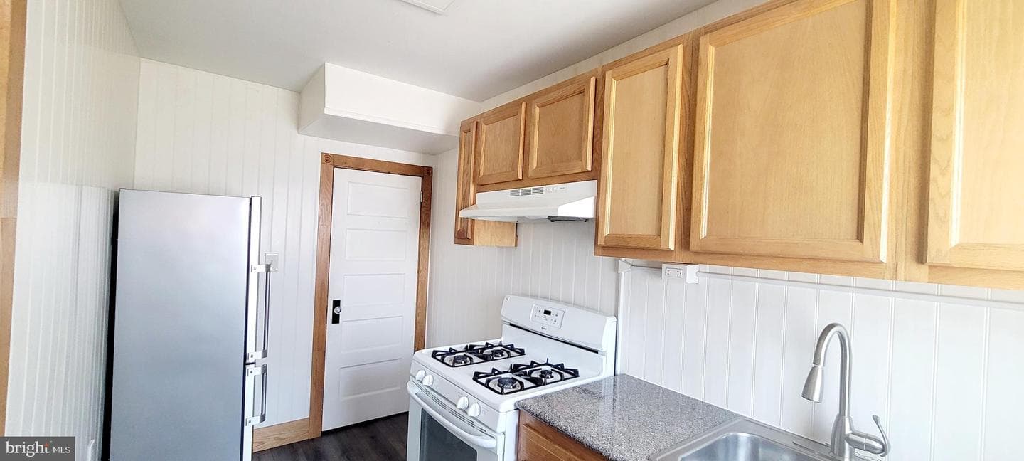 1022 W Oregon Avenue photo 9