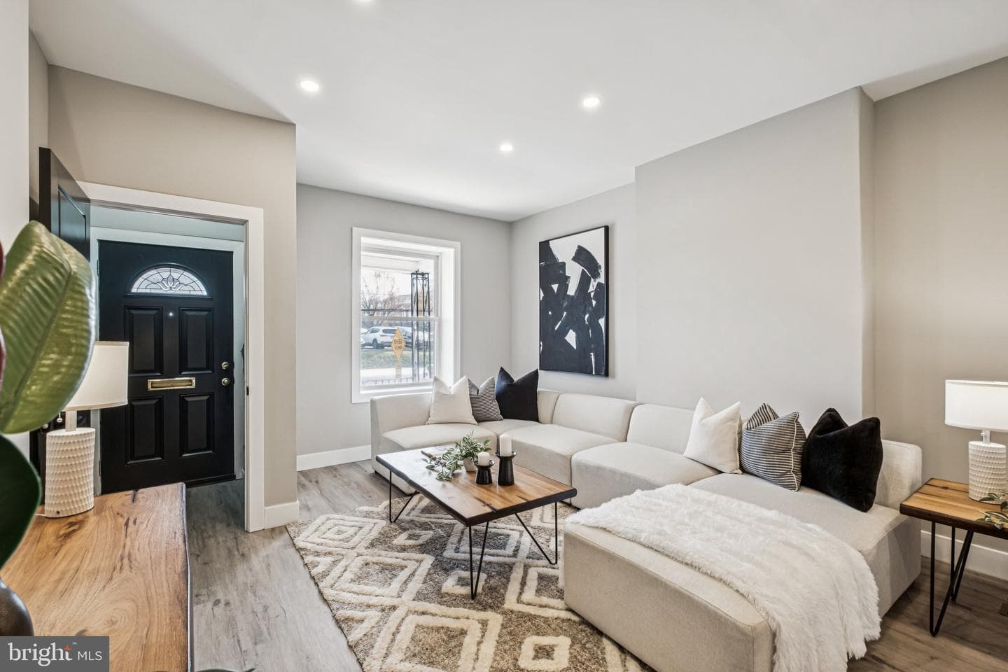 333 W Hansberry photo 2