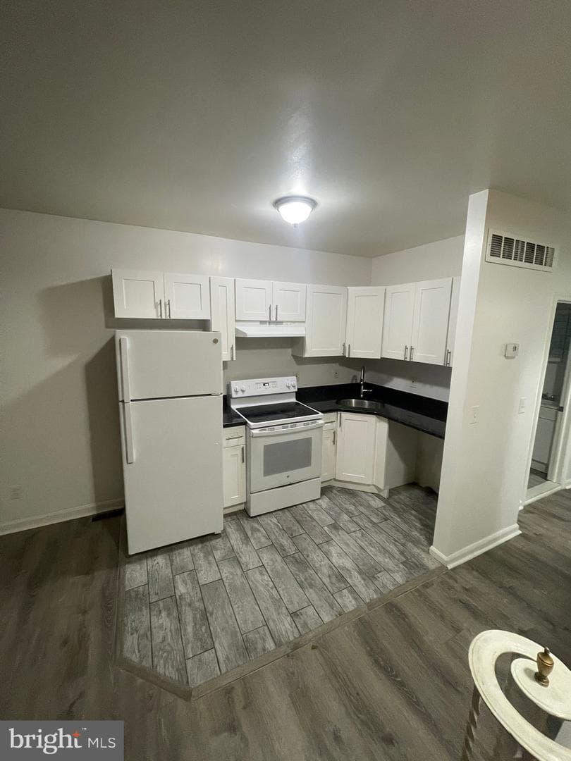 2042 Dennie Street photo 5