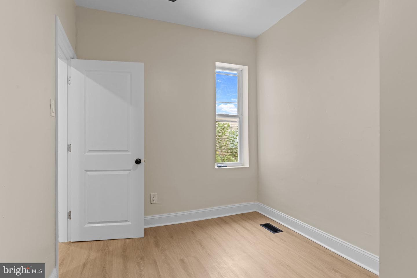 2122 E Birch Street photo 13