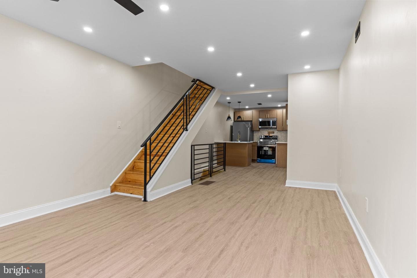 2122 E Birch Street photo 2