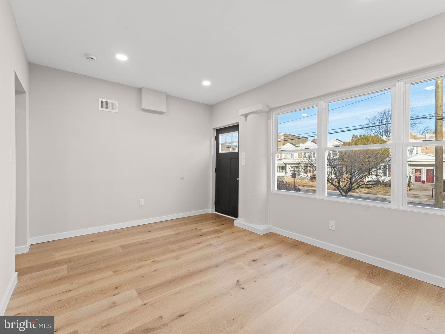 6034 W Columbia Avenue photo 3