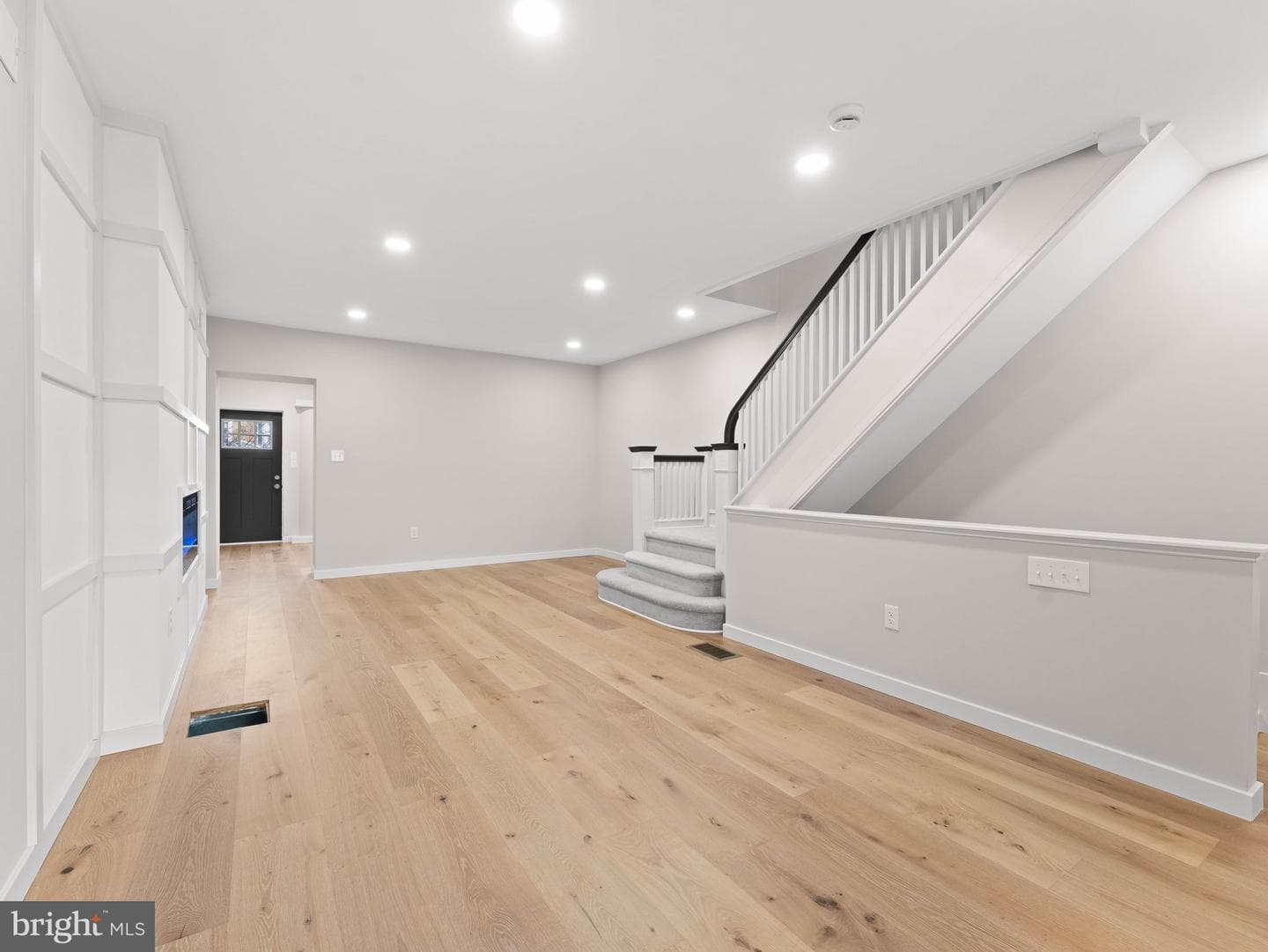 6034 W Columbia Avenue photo 9