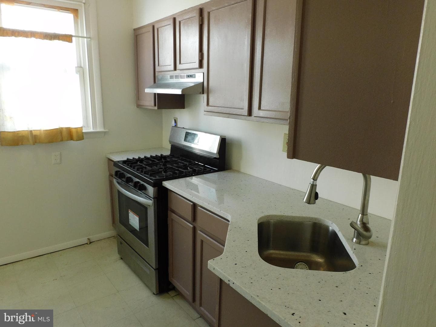 573 E Carver Street photo 10