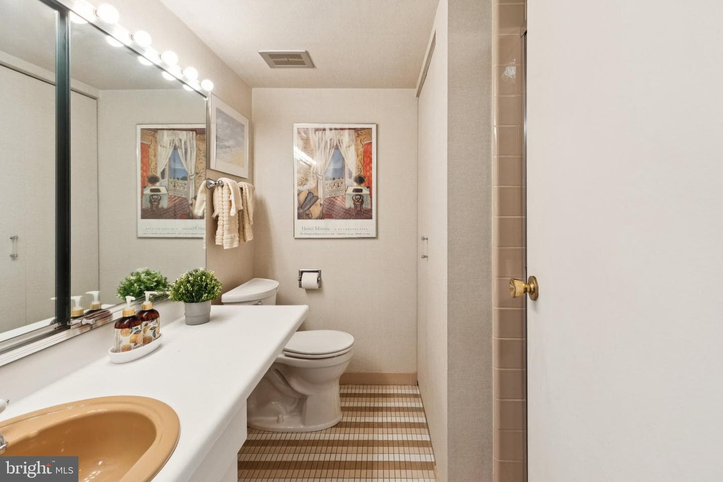 36 Saint James Court photo 11