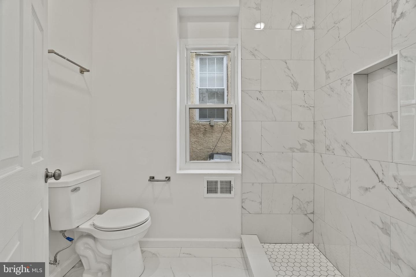 440 E Walnut Lane photo 23