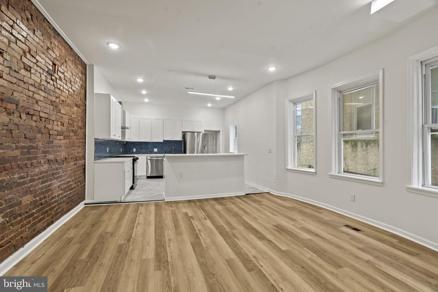 440 E Walnut Lane photo 8