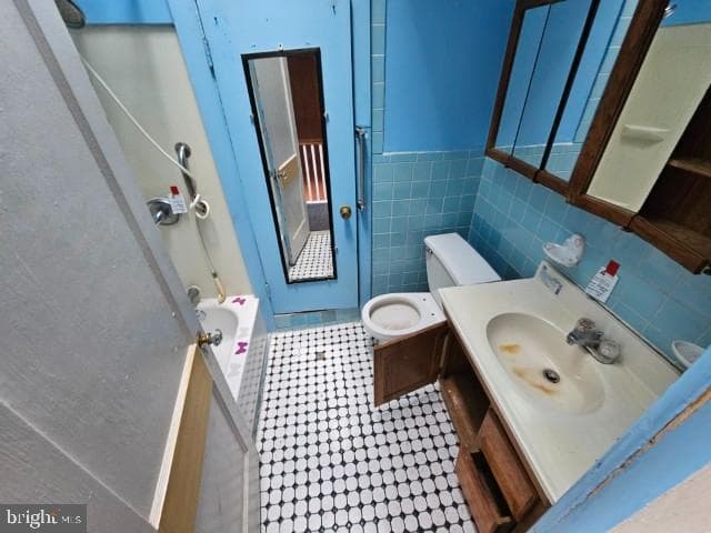 5931 Kemble Avenue photo 2