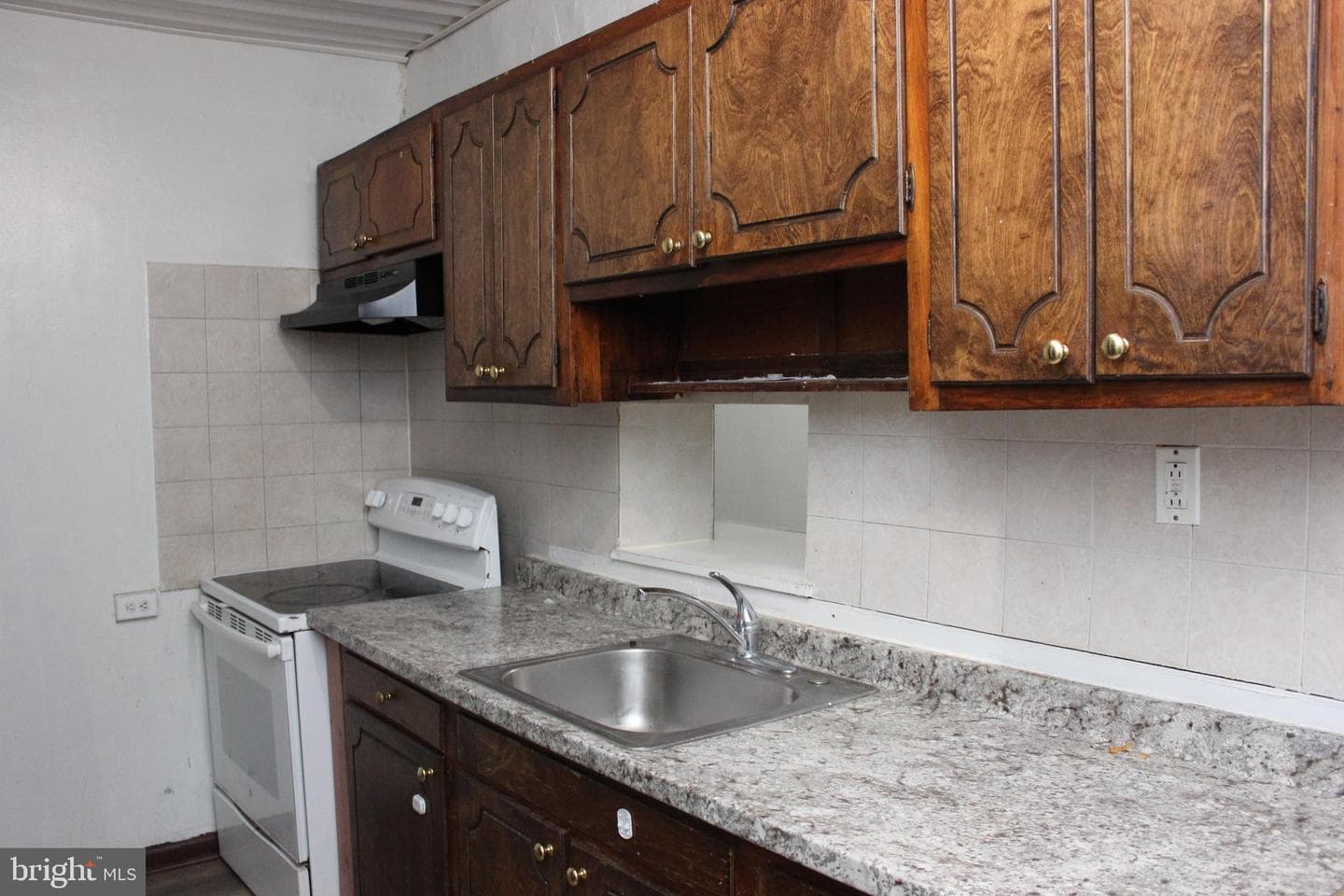 2051 Dennie Street photo 8
