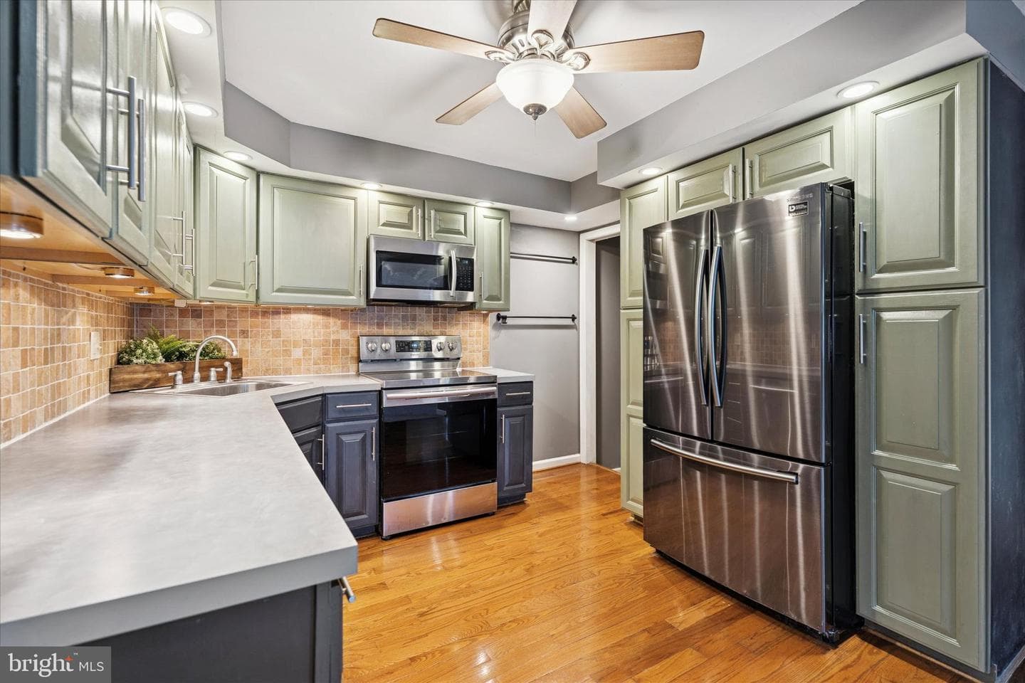 453 Parker Avenue photo 11