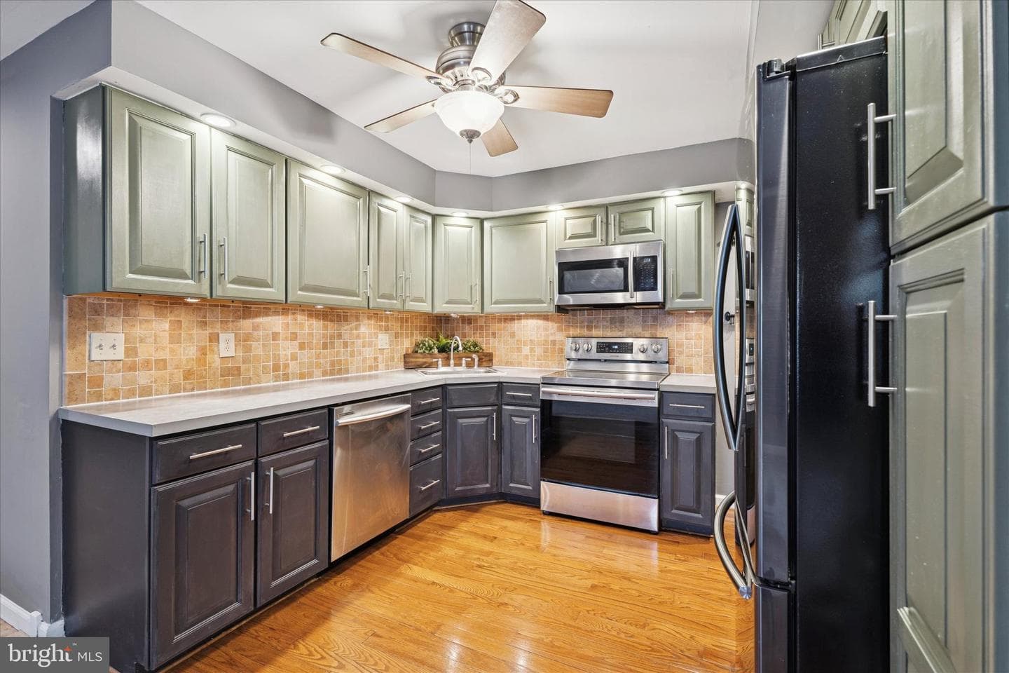 453 Parker Avenue photo 12